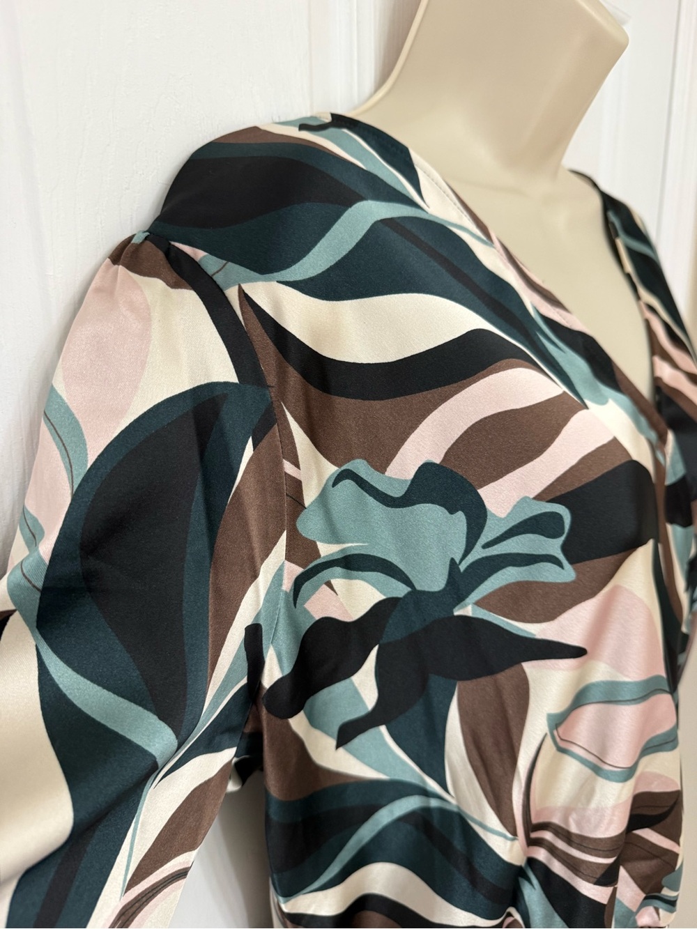 Pleione Abstract Print Surplice Bell Sleeve Smocked Blouse XL - Picture 6 of 15
